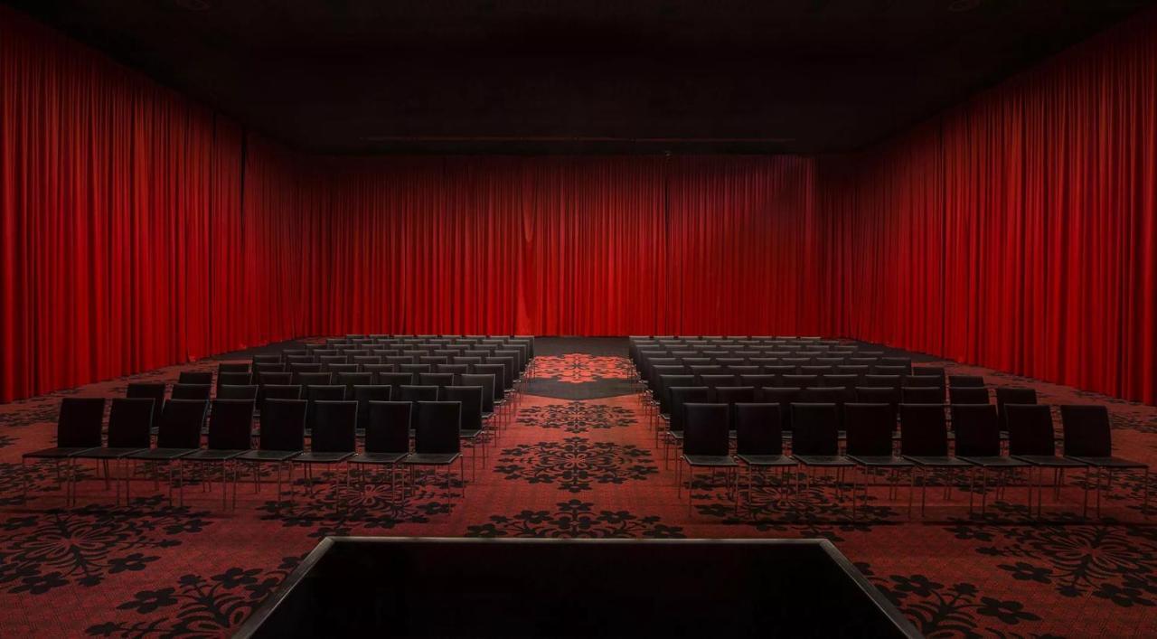 Hotel Kameha Grand Bonn Extérieur photo The interior of the 1930s-built cinema