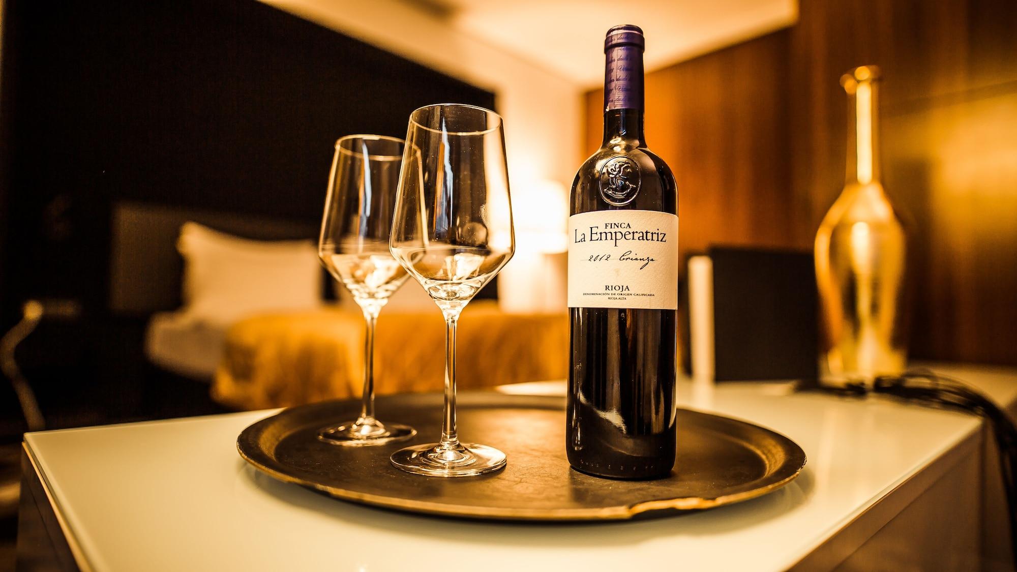 Hotel Kameha Grand Bonn Extérieur photo A bottle of Château La Comtesse