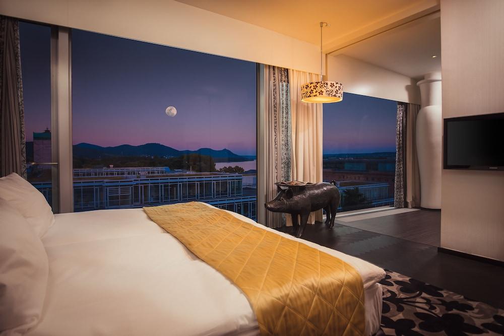 Hotel Kameha Grand Bonn Extérieur photo A bedroom at the MGM Grand