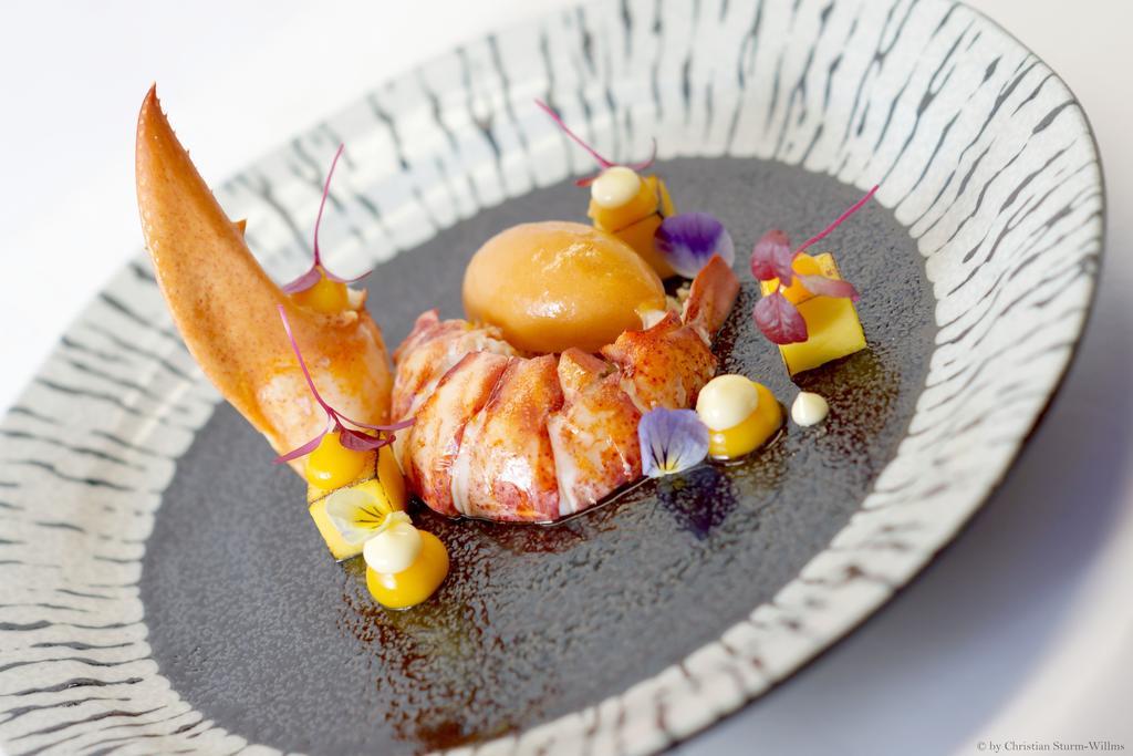 Hotel Kameha Grand Bonn Extérieur photo A lobster dish at the restaurant
